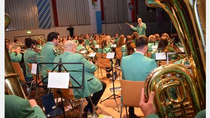 Bild: bnr
Die musikalische Leitung des Neujahrskonzertes liegt in den Händen von Markus Ferstl, der seine Musiker zu Höchstleistungen animiert.