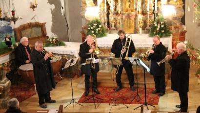 Bild: dl
Einen musikalischen Hochgenuss bescheren hochrangige Musiker sowie das Danuvius-Quintett in der Thansteiner Pfarrkirche. Im Altarraum spielen Richard Waldmann, Uwe Baumer, Auwi Geyer, Helmut Schätz, Lothar Dietl und Paul Windschüttl (von links).