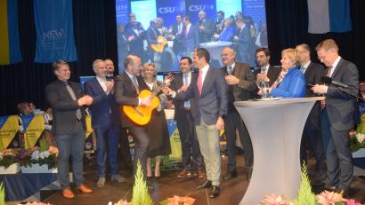 Bild: fz
Ein Geschenk mit fröhlicher Wirkung: Der Vorsitzende der EVP-Fraktion und Hobbymusiker Manfred Weber spielte beim Neujahrsempfang der CSU zwischen den klatschenden Lokalgrößen der Partei ein kurzes Lied mit der Gitarre.
