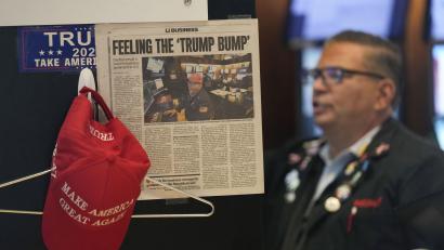 Bild: Seth Wenig/dpa
Ein Zeitungsausschnitt und Artikel, die den designierten US-Präsidenten Trump unterstützen, sind in der New Yorker Börse in New York ausgestellt