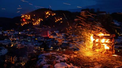 Bild: Pia Bayer/dpa
Der Himmel über Pottenstein wird erhellt.