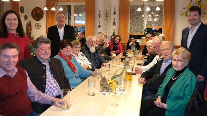 Bild: Hirsch
Die Vorsitzenden des SPD-Stadtverbandes, Karin Frankerl und Josef Damm (rechts), sowie Fraktionsvorsitzender Franz Schindler (stehend dahinter) thematisieren beim Dreikönigstreffen die Kommunalpolitik der Stadt Schwandorf.