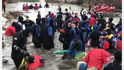 Bild: mma
Vor dem Hahnbacher Winter-Vils-Schwimmen müssen die Teilnehmer die ersten Meter im Schlamm waten.