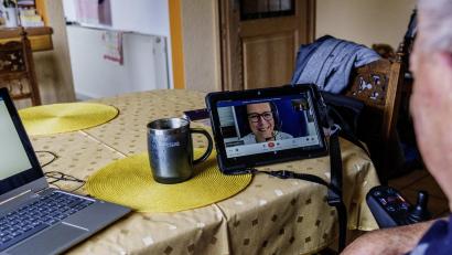 Symbolbild: Andreas Arnold/dpa
Pilsen plant die Einführung eines medizinischen Online-Notdienstes. Ärzte sollen Patienten dann per Videoanruf eine Diagnose stellen.