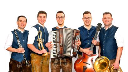 Bild: Band Power Hoch 5
Die fünf Musiker von links: Stefan Neger (Klarinette, Gesang), Moritz Ponader (Trompete, Gesang), Simon Schmidt (Akkordeon, Gesang), Stefan Schmidt (Gitarre, Gesang) und Christian Koch (Bariton, E-Bass, Gesang).