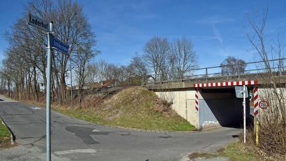 Archivbild: Andreas Royer
Die bestehenden Verkehrswege am Loderhof entlasten ließen sich einem Vorschlag der SPD zufolge durch eine bessere Anbindung des Stadtteils über die Bahnunterführung im Hitzelmühlweg/Schillerstraße.