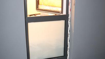 Bild: Polizeiinspektion Furth im Wald
Dieses Fenster wurde mit einem Gullydeckel eingeworfen.