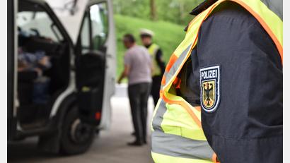 Symbolbild: Bundespolizei/exb
Zahlen und weiterfahren oder die nächste Zeit im Gefängnis verbringen. Vor diese Alternative stellten Bundespolizisten aus Waidhaus sieben Straftäter, die sie am Wochenende erwischte.