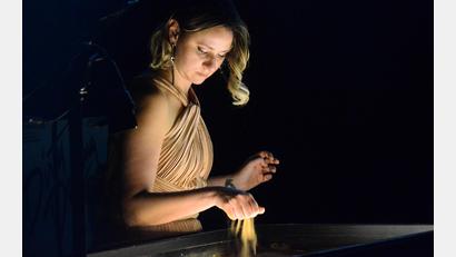 Bild: Kunz
Sanft rieselt der Sand durch Irina Titovas Hand.