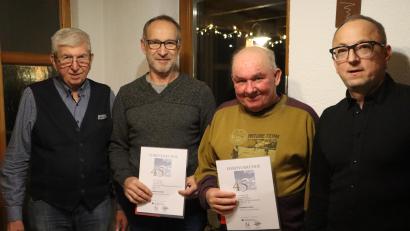 Bild: gru
Bei der Ehrung der Firma Holzbau Karl Kohl: (von links) Seniorchef Karl Kohl, Martin Lettner, Hermann Luber und Geschäftsführer Stefan Siegert.