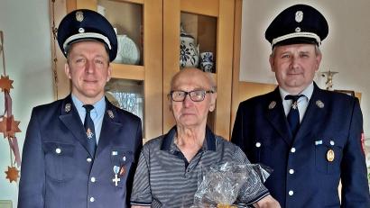 Bild: Edeltraud Rauh/exb
Zum Erinnerungsbild stellten sich von links Martin Beutner, Vorstand der FFW Mallersricht, Karl Rauh und Anton Wolfbauer.