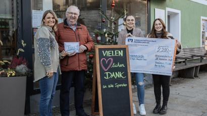 Bild: Wolfgang Helm
Lisa Forster (von links), Theresa Forster und Romy Heindl übergaben einen Spendenscheck über 2.200 Euro an Herbert Putzer, den Vorsitzenden der Kinderkrebshilfe.