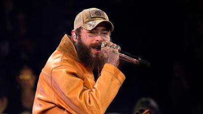 Bild: George Walker IV/Invision/AP/dpa
Post Malone versüßte einer Barkeeperin in Houston das Weihnachtsfest. (Archivbild)