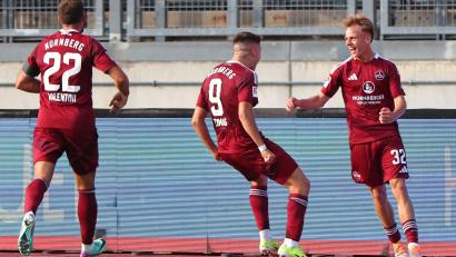 Bild: Daniel Karmann/dpa
Tim Janisch (r.), hier beim Torjubel im Test gegen Juventus Turin im Sommer, hat sich im Training am Knie verletzt.