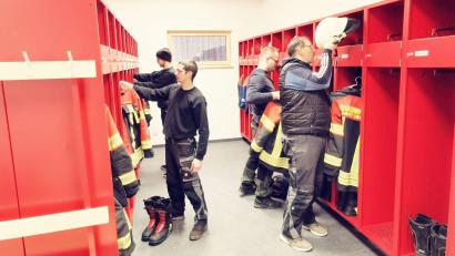 Bild: gz
Endlich ist es so weit: Zu Jahresbeginn kann die Feuerwehrmannschaft mit Kommandant Georg Rauch (rechts) die Spinde im neu errichteten Gebäude einräumen.