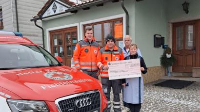 Bild: soj
Carmen und Stefan Hecht (von rechts) überreichten an Max Englmann und Sebastian Herrmann (von links) eine Spende für die Helfer vor Ort.
