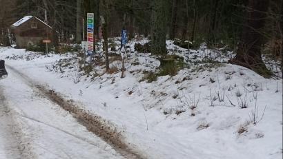 Bild: Stefan Schnurrer/exb
Dieses Bild bot sich den Verantwortlichen im Skilanglaufzentrum auf der Silberhütte am Montagvormittag. Ein Auto hat einen großen Teil der Loipen komplett zerstört. Dank Kunst- und vor allem dank Neuschnee sind die Schäden mittlerweile aber behoben, drei Tage haben die Arbeiten gedauert.