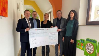 Bild: Friedrich Peterhans, Kliniken Nordoberpfalz
Filialdirektor Christian Wolf, KNO-Vorstand Michael Hoffmann, Chefärztin Dr. Edit Lakatos, Hypo-Vermögensexperte Christian Wolf und SPZ-Psychologin Dr. Daniela Runkel (von links) präsentieren den 2500-Euro-Scheck der Dr.-Rose-Pabst-Stiftung.