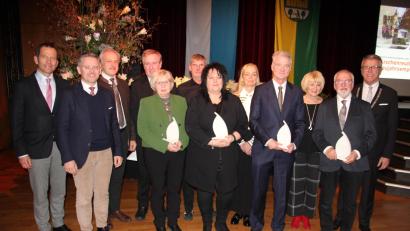 Bild: kro
Vier Bürger erhielten den "Turso"-Orden. Unser Bild zeigt (von links) MdB Albert Rupprecht, Landtagsvizepräsident Tobias Reiß, Landrat Roland Grillmeier, Franz und Rita Krapf, Thomas und Kathrin Schramm, Barbara Schattauer-Züllich und Christian Züllich, Lydia Bötzl und Günter Pöhnitzsch sowie Bürgermeister Franz Stahl.