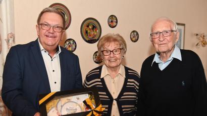 Bild: gf
Seit 70 Jahren sind Gretel und Klaus Mosler verheiratet, "ein ausgesprochen seltener Anlass", so Bürgermeister Martin Preuß (links), der namens des Oberbürgermeisters und des Amberger Stadtrates mit einem handbemalten Kaffeeservice gratulierte.