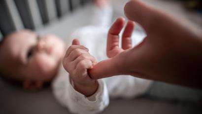 Archivbild: Fabian Strauch/dpa
Der Kurs "Baby-Abc" richtet sich an Eltern mit Babys im Alter von 3 bis 9 Monaten.