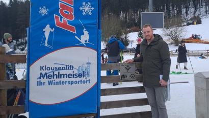 Bild: gis
Andreas Hautmann vor einem Hinweisschild am Familienland, wo es jetzt freies W-Lan gibt.