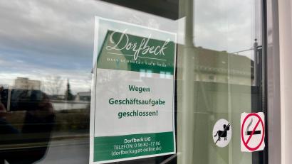 Bild: Gabi Schönberger
Ein Zettel weist darauf hin, dass die Weidener Bäckerei Dorfbeck im Rehbühl dicht gemacht hat. Der Grund ist die vorläufige Insolvenz.