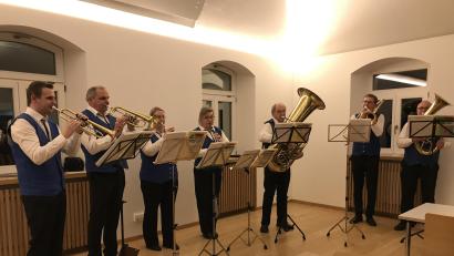 Bild: mma
Sieben Marktbläser spielen beim Neujahrsempfang in Hahnbach zünftig auf.
