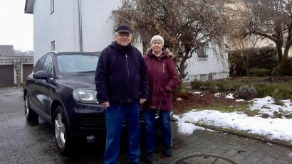 Bild: Familie Duschl
Ingeborg und Herbert Duschl mit dem VW-Touareg, der im Schnee steckengeblieben ist.