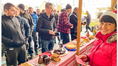 Bild: Hans Walter/exb
Dank der Weihnachtsbude bei Siemens in Kemnath sind wieder Spenden für "Lichtblicke" zusammengekommen.