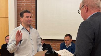 Bild: Heike Unger
Florian Fischer (links) leistet vor Bürgermeister Roland Strehl seinen Amtseid als neuer Gemeinderat der CSU im Gemeinderat Kümmersbruck. Er ist der Nachfolger von Harald Schwartz, der sein Mandat Ende vergangenen Jahres zurückgegeben hat.