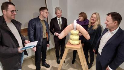 Bild: Kunz
Der neue Leiter des Internationalen Keramikmuseums, Johannes Listewnik (Zweiter von links), erläutert den Besuchern, darunter Oberbürgermeister Jens Meyer (rechts) und OTH-Präsident Prof. Clemens Bulitta (Dritter von linksl) ein Kunstwerk der Leipzigerin Jantje Almstedt.