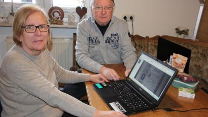 Bild: kro
Heimatkreis-Vorsitzende Regine Löffler-Klemsche mit ihrem Ehemann am Computer beim Archivieren der vielen Bilder und Dokumente.