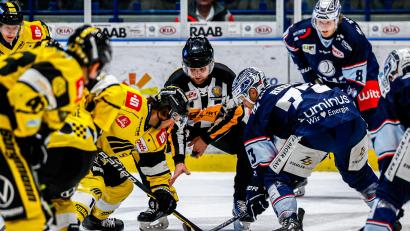 Archivbild: Werner Möller
Auch am Freitagabend ein spannendes Duell: Ex-NHL-Profi Jonathan Matsumoto (Mitte, links) von den Krefeld Pinguinen gegen Thomas Rubes (Mitte, rechts) von den Blue Devils.