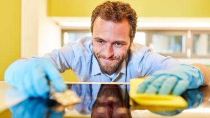 Symbolbild: Robert Kneschke  –  stock.adobe.com
Eine halbe Stunde Putzen allgemein verbraucht schon 121 Kilokalorien.
