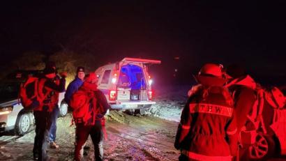 Bild: Margit Güll/exb
Nachdem ein Rettungswagen sich in der Nähe von Teublitz festgefahren hatte, musste die Bergwacht im Landkreis Schwandorf zur Hilfe kommen.