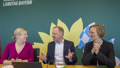 Bild: Peter Kneffel/dpa
Winterklausur bei den Grünen: Katharina Schulze (von links), Fraktionsvorsitzende von Bündnis 90/Die Grünen im Bayerischen Landtag, Clemens Fuest, Präsident des ifo Instituts, und Franziska Brantner, Bündnis 90/Die Grünen, Parlamentarische Staatssekretärin beim Bundesminister für Wirtschaft und Klimaschutz zu Beginn der Klausur der Grünen-Landtagsfraktion.