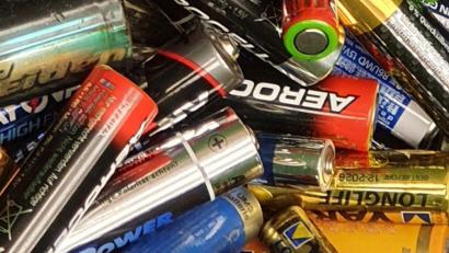 Bild: Sibylle Sandner, Stadt Amberg/exb
Bei der Entsorgung von Batterien kommt es immer wieder zu Unfällen – wie etwa in Oberviechtach vor rund einem halben Jahr. In Amberg sorgten Lithium-Batterien für einen Brand in der Justizvollzugsanstalt.