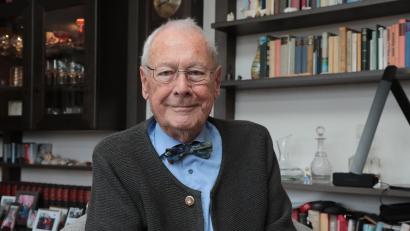 Bild: Wolfgang Steinbacher
Professor Dr. Dietrich Berg feiert am 12. Januar seinen 90. Geburtstag. Der ehemalige Chefarzt der Frauenklinik blickt auf ein reiches Leben zurück.