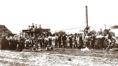 Bild: Archiv Werner Robl
Das Foto der mobilen Dreschanlage auf einem Feld bei Schönhaid entstand in der Blütezeit der damaligen Genossenschaft "Franz Joseph Käß et Compagnie".