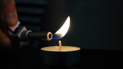 Symbolbild: Jessica Lichetzki/dpa
Kerzen, Handy-Leuchten oder Taschenlampen waren am Donnerstagabend in Tirschenreuth, Bärnau, Plößberg und anderen Orten gefragt: Dort fiel für mehrere Minuten der Strom aus.