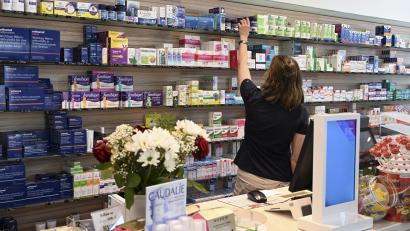 Symbolbild: Jens Kalaene/dpa
Der Apotheken-Notdienst garantiert, dass wichtige Arzneimittel rund um die Uhr griffbereit sind. Seit 1. Januar gibt es dafür neue Strukturen, die sich auch auf Apotheken und Patienten im Landkreis Schwandorf auswirken.