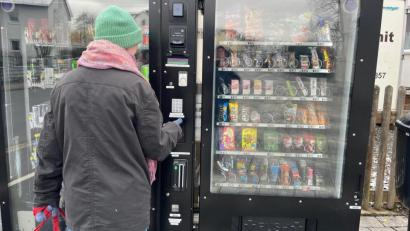 Bild: Gabi Schönberger
Eine junge Frau versorgt sich an diesem Automaten in der Mooslohe in Weiden mit Getränken und Snacks.