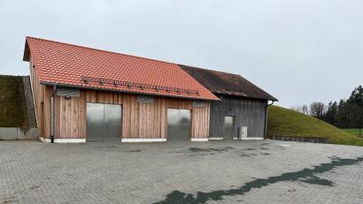 Bild: Stefanie Gradl
Am Hochbehälter beim Schwimmbad ist eine neue Druckerhöhungsstation für 700.000 Euro errichtet und zwischenzeitlich in Betrieb genommen worden. Die Anlage sorgt für einen stabilen Wasserdruck im gesamten Versorgungsgebiet.
