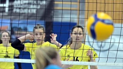 Archivbild: Hubert Ziegler
Conny Sollfrank (rechts) und Mira Sperber (links) vom SV Hahnbach. Am Sonntag geht es für die Drittliga-Volleyballerinnen des SVH gegen den VC Olympia Dresden II.