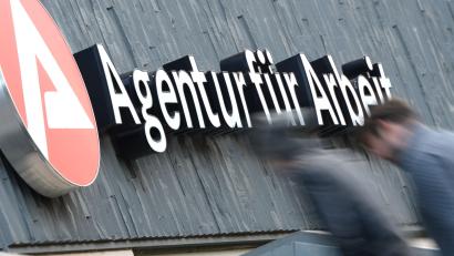 Symbolbild: Arne Dedert/dpa
Der Arbeitsmarkt im Bezirk der Agentur für Arbeit Weiden blieb 2024 weitgehend stabil. Allerdings zeigte die Konjunkturschwäche erste Auswirkungen.