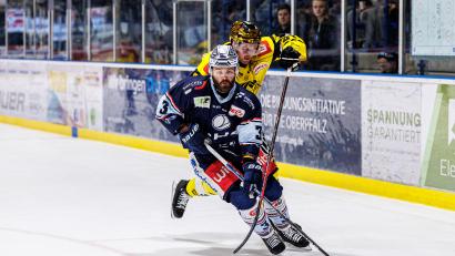 Bild: Werner Moller
DEL2-Topscorer Max Newton (hinter) ohne Chance gegen den Weidener Tommy Muck. Die Blue Devils schlagen am Freitagabend die Krefeld Pinguine mit 1:0.