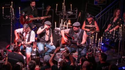 Bild: AC/DX. GbR  Zug &amp; Partner/exb
Der Musik- & Kulturverein Oberpfalz präsentiert AC/DX. mit "Low Voltage Unplugged".