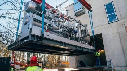 Bild: Bundesverband Wärmepumpe e.V./exb
Flusswasserwärmepumpen haben die Dimension eines Schiffscontainers. Unser Bild entstand beim Einbau einer Anlage in Rosenheim.