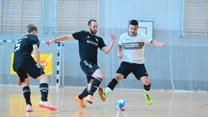 Bild: Schrems
Nico Walz (Mitte) vom ATSV Tirschenreuth spielt am Samstag mit seinem Team bei der Futsal-Endrunde in Wunsiedel.